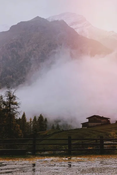 意大利Niederhof旅馆上空的薄雾 — 图库照片