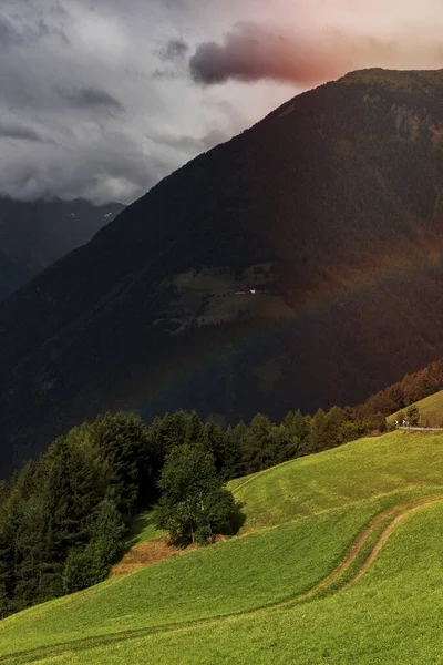Rainbow Going Mountain Green Hill — Stock Photo, Image