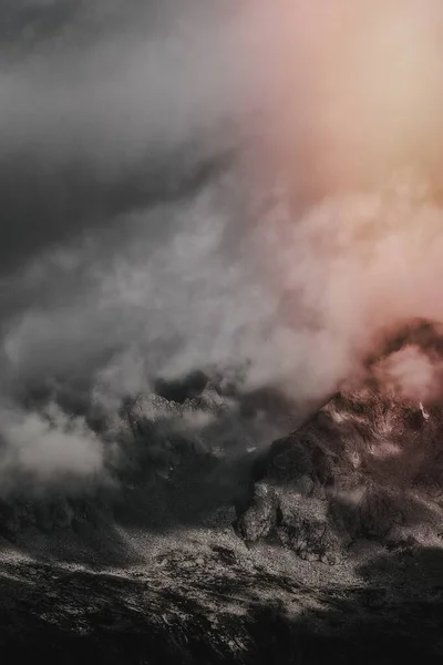 Mgła Przykrywająca Chropowaty Klif — Zdjęcie stockowe