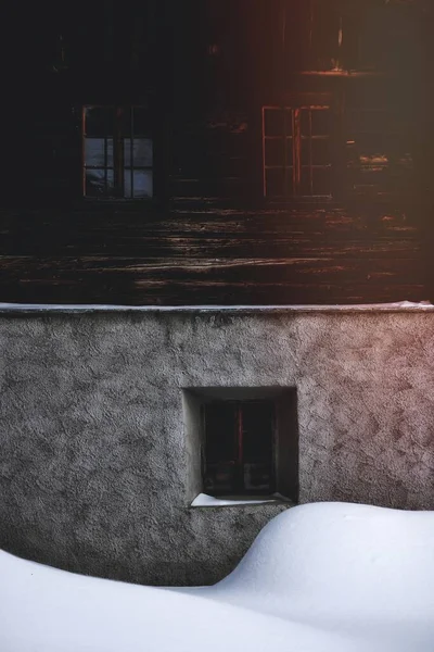 Χιόνι Που Καλύπτει Ένα Σπίτι Ξύλινα Παράθυρα — Φωτογραφία Αρχείου