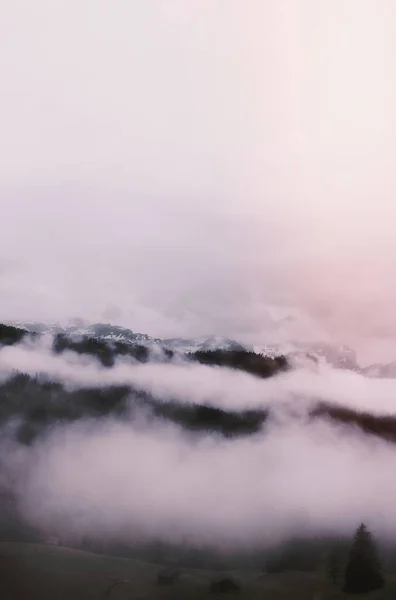 Veduta Delle Montagne Nella Nebbia — Foto Stock