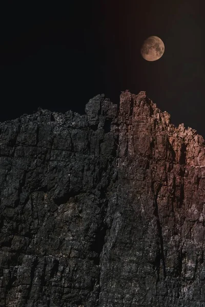 Луна Над Горной Скалой — стоковое фото
