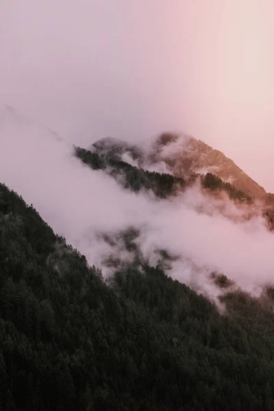Veduta Delle Montagne Nella Nebbia — Foto Stock