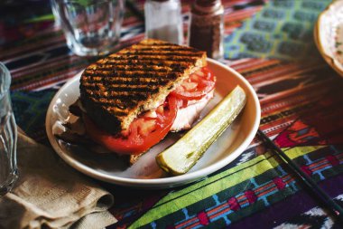 Turşulu tost sandviç.