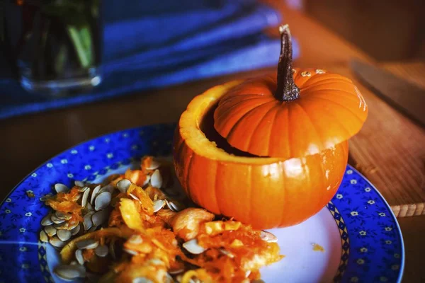 Einen Kürbis Für Die Dekoration Halloween Schnitzen — Stockfoto