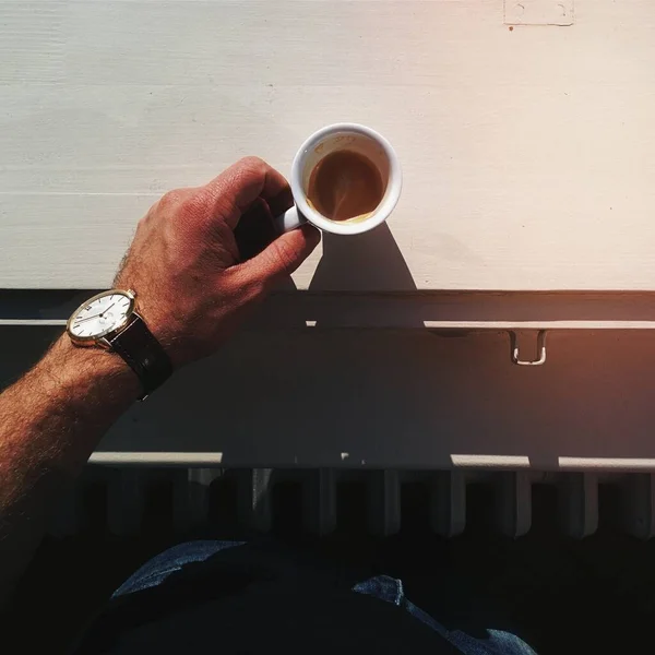 Hombre Sosteniendo Una Taza Espresso —  Fotos de Stock