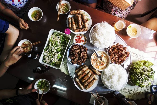 Eating Vietnamese Bun Cha — Stock Photo, Image
