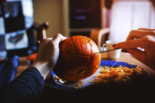 Esculpindo Uma Abóbora Para Decoração Halloween — Fotografia de Stock