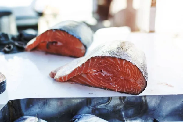 Lachsfilets Werden Auf Einem Fischmarkt Verkauft — Stockfoto
