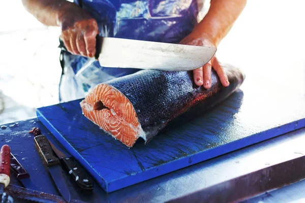 Frischer Lachs Wird Auf Einem Markt Scheiben Geschnitten — Stockfoto