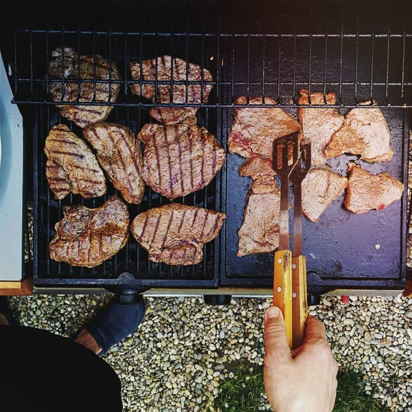 猪肉牛排在烤架上烤着吃 — 图库照片