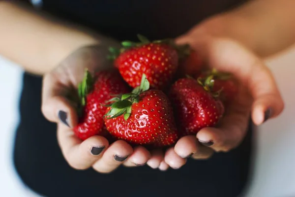 딸기를 나르는 — 스톡 사진