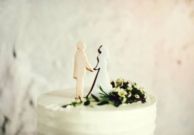Damat ve gelinin düğün pastası kapağı