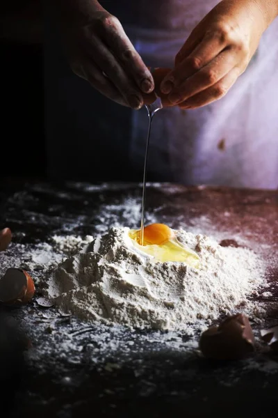 Baker Ράγισμα Αυγού Αλεύρι — Φωτογραφία Αρχείου