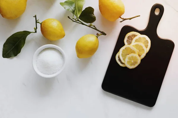 Fresh Slices Lemon Black Chopping Board Flatlay — Stock Photo, Image