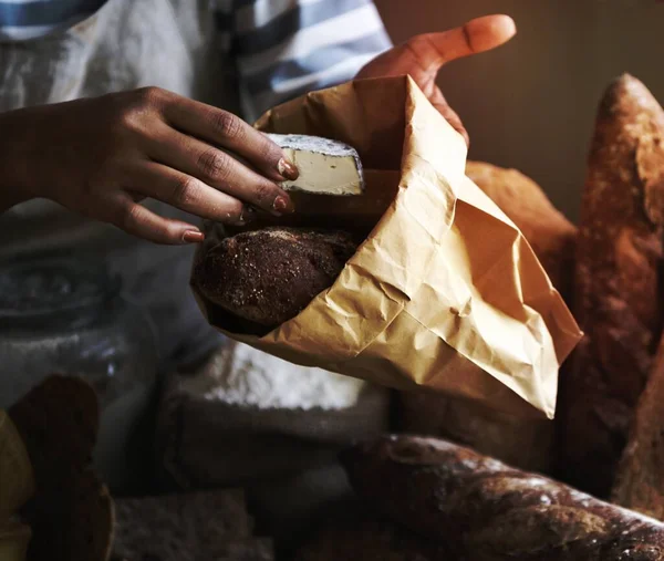 Vrouw Kaas Verkopen Aan Een Klant Een Boerderijwinkel — Stockfoto