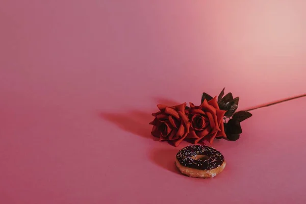Smakelijke Geglazuurde Donut Naast Een Roos — Stockfoto