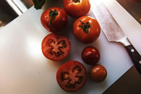 Frische Tomaten Auf Einem Schneidebrett Aus Kunststoff — Stockfoto