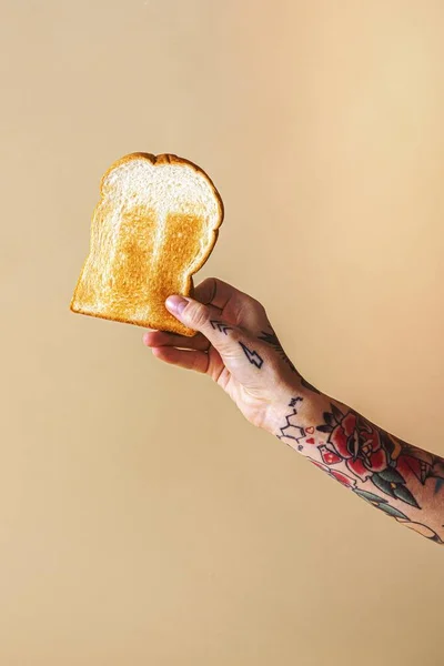 Mână Tatuaj Ţinând Pâine Prăjită — Fotografie, imagine de stoc