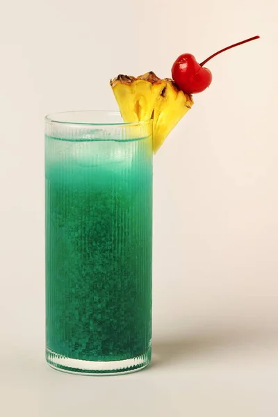 Niebieski Koktajl Hawajski Ananasem Wiśnią — Zdjęcie stockowe