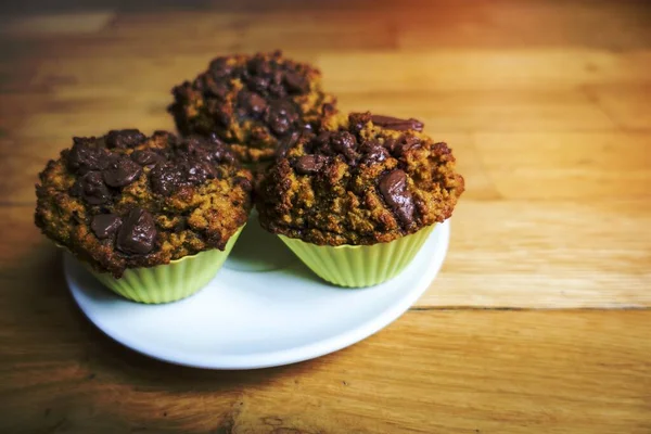 Hausgemachte Muffins Mit Riesigen Schokoladenstücken — Stockfoto