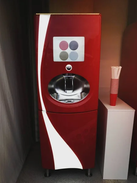 可口可乐自由式自动售货机 — 图库照片
