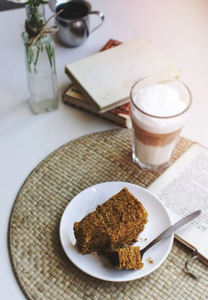 伝統的なチェコのハニーケーキとカフェラテ — ストック写真