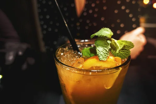 ミントの葉で装飾されたオレンジジュース — ストック写真