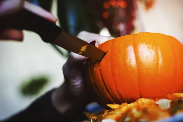 Snijden Van Een Pompoen Voor Halloween Decoratie — Stockfoto