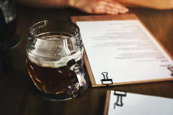 Ein Glas Bier Vor Dem Essen — Stockfoto