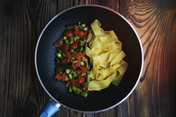 平底锅食品摄影中配以芦笋和西红柿的泰格丽泰 — 图库照片
