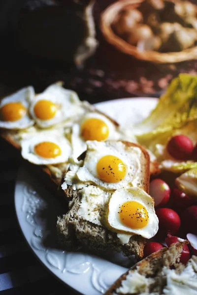 Πρωινό Αυγό Ορτύκι Ηλιόλουστη Πλευρά Προς Πάνω — Φωτογραφία Αρχείου