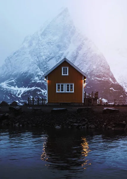 在Sakrisoy俯瞰挪威Olstind山的黄色小木屋 — 图库照片