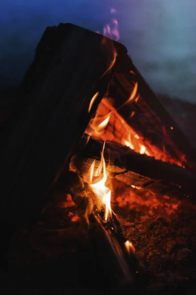 冬の夜にたき火を閉じる炎 — ストック写真