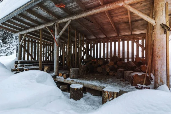 雪の中の薪の奇妙な小屋 — ストック写真