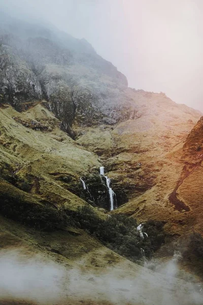 Fog Covering Narrow Waterfall Scotland — Stock Photo, Image