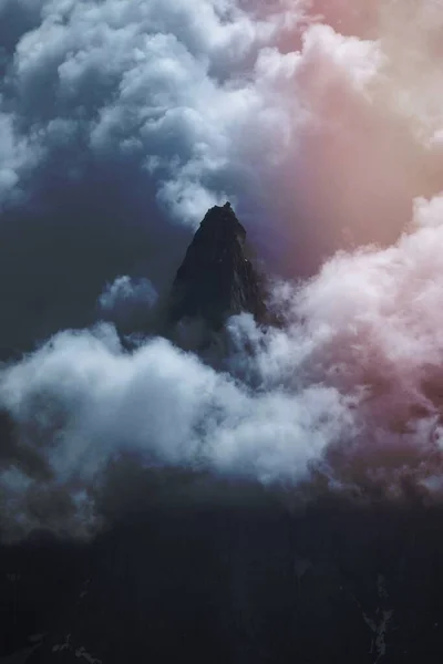 Хмари Оточують Aiguille Rouge — стокове фото