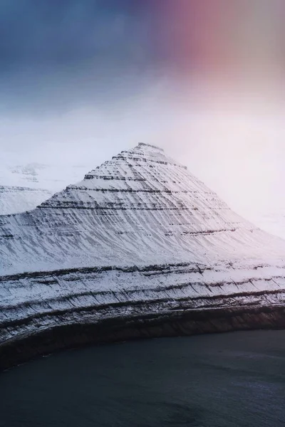Över Snöiga Hvthamar Berget Färöarna Dimmig Dag — Stockfoto