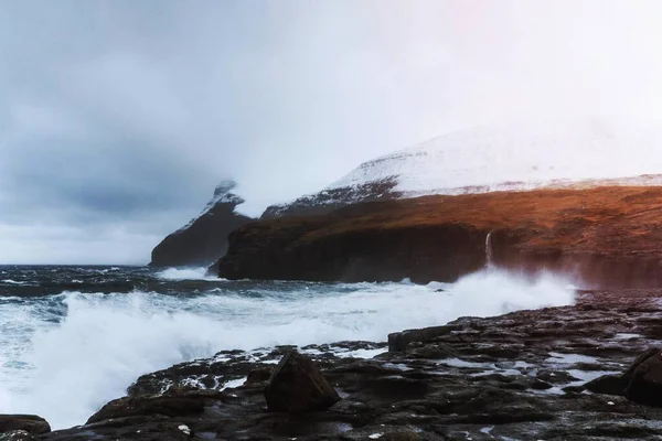 法罗群岛Streymoy岛Molin海滩的悬崖上被暴风雨吹袭 — 图库照片