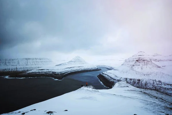 Faroe Adaları Ndaki Karlı Hvthamar Dağı Nın Manzarası Sisli Bir — Stok fotoğraf