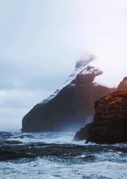 Streymoy Faroe Adaları Ndaki Mlin Sahilindeki Kayalıklara Vuran Bir Dalga — Stok fotoğraf
