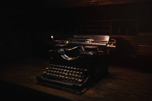 木制桌子上的老式打字机 — 图库照片