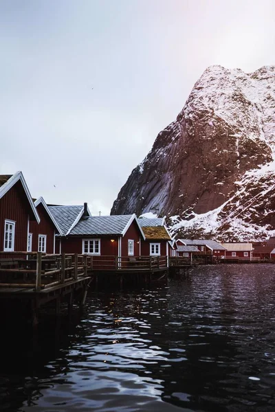 Reine Norveç Kırmızı Tatil Kulübeleri — Stok fotoğraf