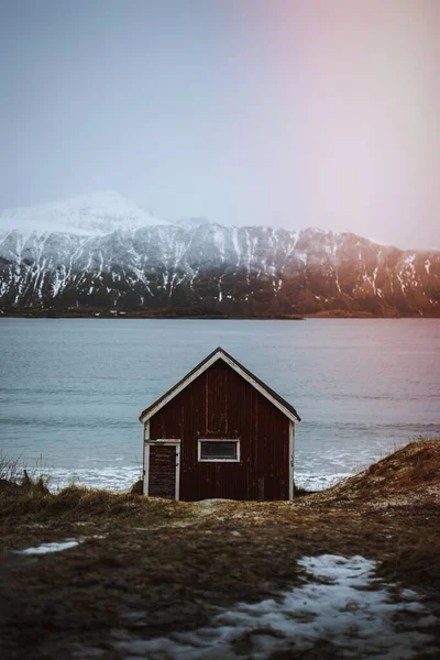 挪威Lofoten岛上的红色小木屋 — 图库照片