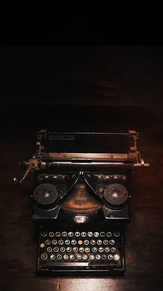 Παλιά Γραφομηχανή Ξύλινο Τραπέζι Ταπετσαρία Κινητό Τηλέφωνο — Φωτογραφία Αρχείου