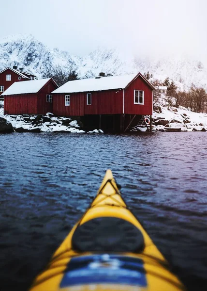 Norveç Lofoten Kanoda Kürek Çeken Bir Kadın — Stok fotoğraf