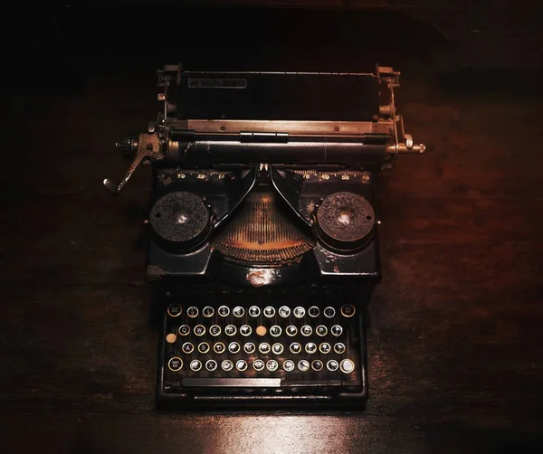 Παλιά Γραφομηχανή Ξύλινο Τραπέζι — Φωτογραφία Αρχείου