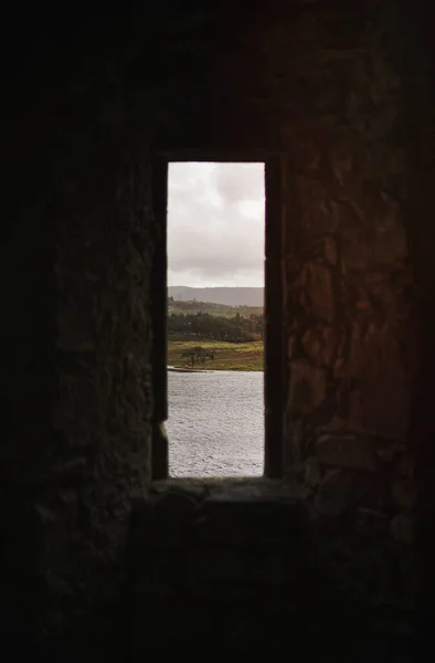 Vista Mar Através Uma Janela Rochosa Castelo Kilchurn Escócia — Fotografia de Stock