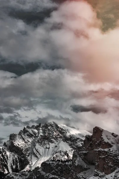 Сніг Туманній Вершині Доломітів — стокове фото
