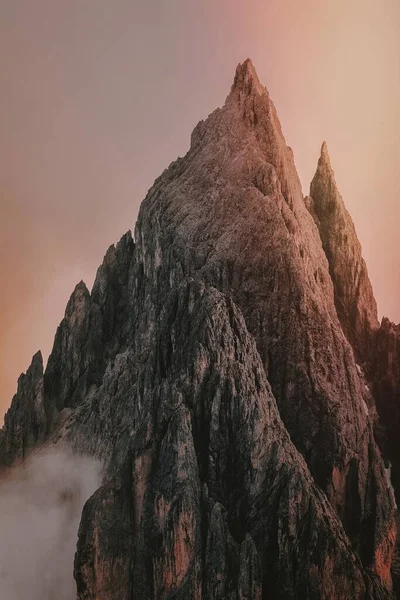 Μια Βουνοκορφή Σχήμα Δοντιού Στους Δολομίτες Της Ιταλίας — Φωτογραφία Αρχείου